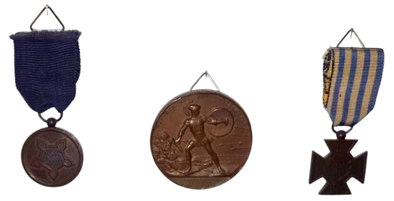 De onderscheidingen van Tonij Stapelkamp: de Citadelmedaille en de later uitgereikte (grote) medaille-op-naam vanwege de Commissie van Erkentenis, rechts het Bronzen Kruis van de Tiendaagse Veldtocht