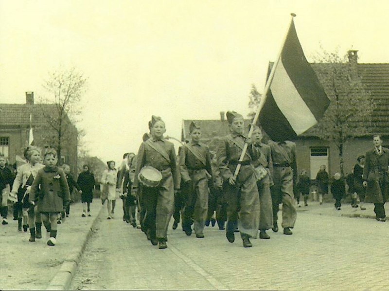 Bevrijdingsoptocht Stationsstraat Aalten, 1945
