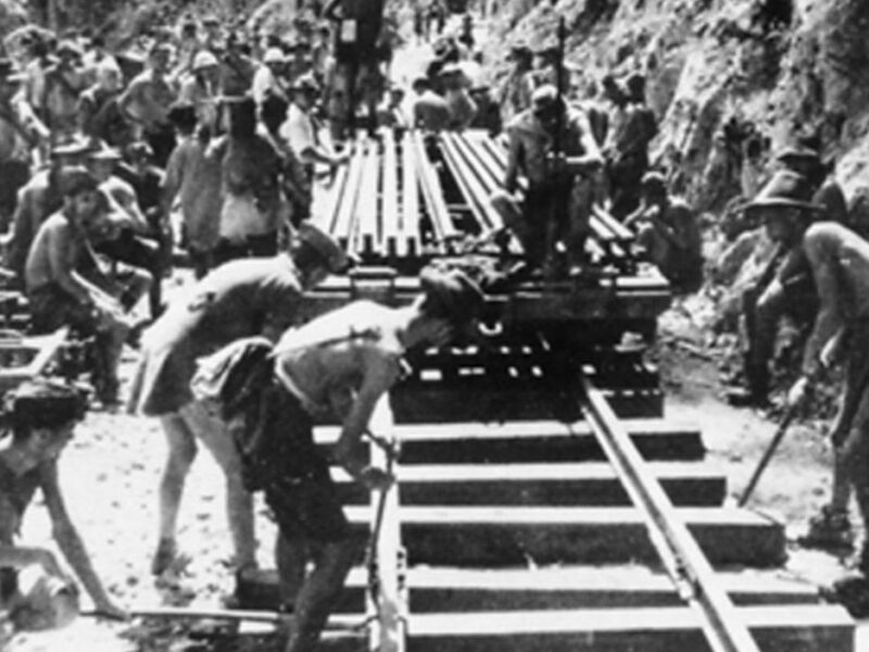 KNIL-militairen werken aan de Birma-spoorlijn