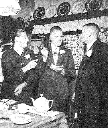 Johan Bosman met zijn ouders in de keuken, waar Moeder hem gauw nog wat lekkers toestopt, net als vroeger…