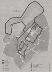 Een wandeling door Bredevoort Boekenstad - Trouw, 09-12-1995