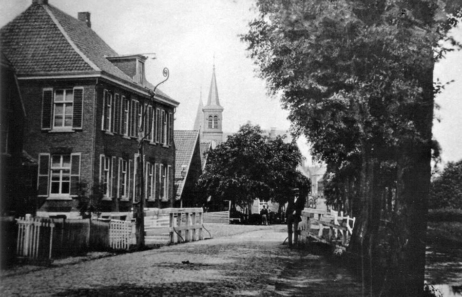 Dijkstraat 14, Aalten (1875) met RK kerk nog vooraan in de straat