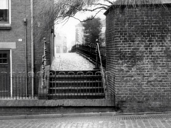 Pad tussen gebouw Elim en de NH kerk. Dit pad werd omstr. 1955 afgegraven en verbreed, Kerkstraat, Aalten