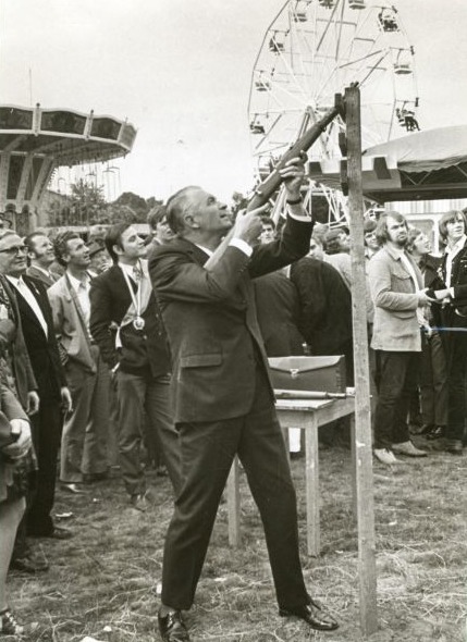 Burgemeester Faber lost het eerste schot op het Schuttersfeest van 1971