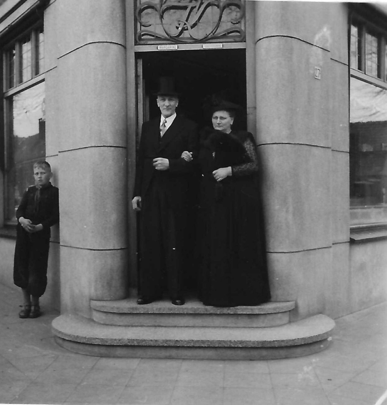 Haartsestraat 27, Aalten - F.A. Knaven en B. Raben voor hun winkel