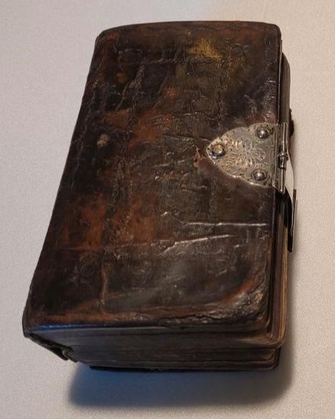 Bijbel met zilveren slot, gemaakt door zilversmid Harmen Jan ten Dam (1804-1850)