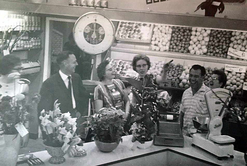 Kerkstraat 5, Aalten (Graven), 1965, opening nieuwe winkel