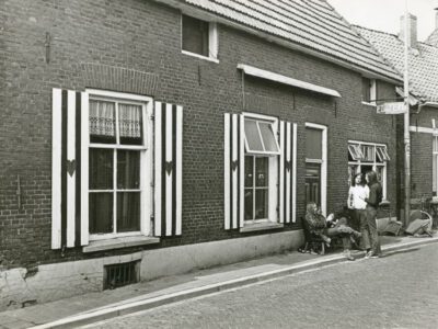 Jongelui voor het huis 'Et in Terra', Bredevoort (ca. 1970)