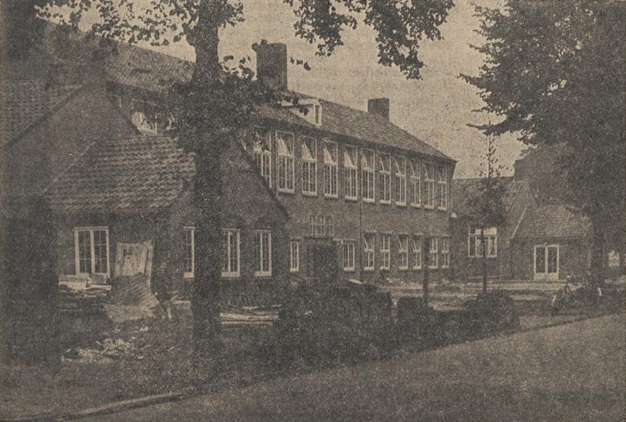 De nieuwe Chr. Landb. Huishoudschool aan de Oranjelaan te Aalten nadert haar voltooiing. Een gedeelte van de school werd reeds in gebruik genomen.