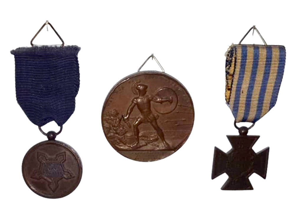 Onderscheidingen van Tonij Stapelkamp - Citadelmedaille en de later uitgereikte (grote) medaille-op-naam vanwege de Commissie van Erkentenis, rechts het Bronzen Kruis van de Tiendaagse Veldtocht