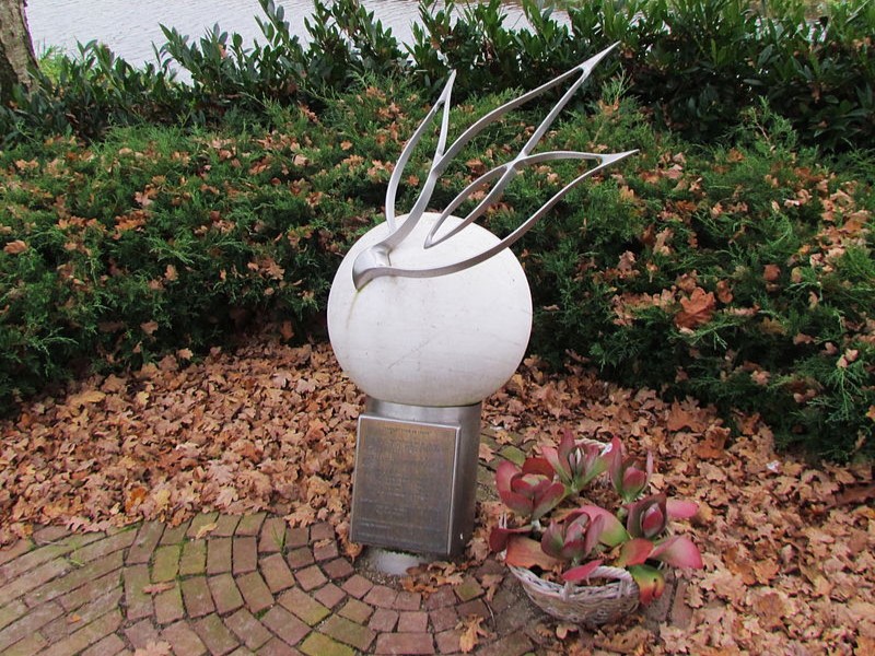 Huisstededijk, IJzerlo - Monument 'Vliegen voor de vrede', ter nagedachtenis aan een op 26 juni 1943 neergestorte Britse bommenwerper