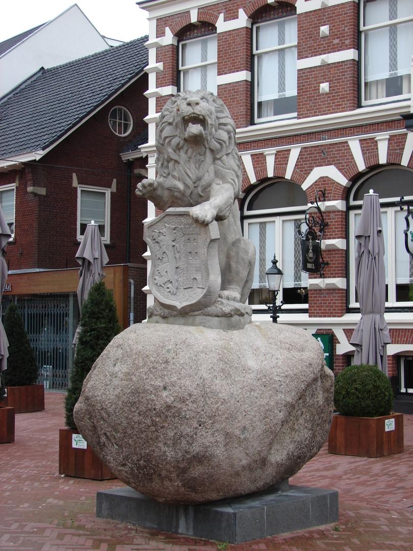 De zwerfkei met leeuwenbeeld op de Markt van Lichtenvoorde