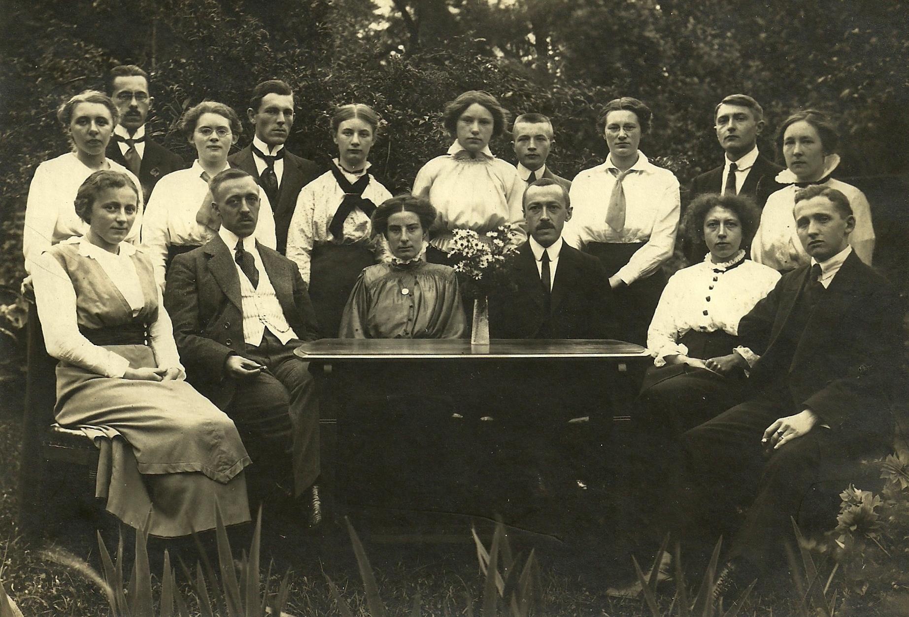 Toneelvereniging Thalia, Aalten (1917). Rechts vooraan Antoinetta Willemina (Antje) te Gussinklo en Theodorus Marinus Schelling. Achter Antje staat haar broer Dirk te Gussinklo.