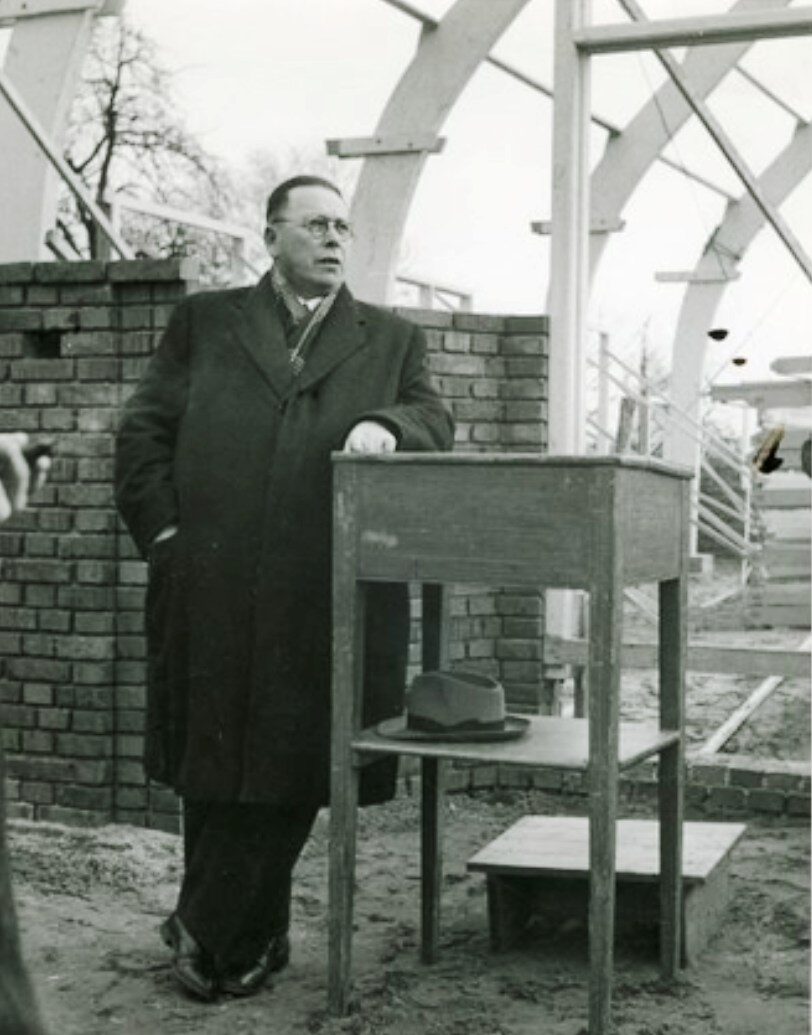 Meester Van Lente bij de bouw van Gebouw Wilhelmina (1950)